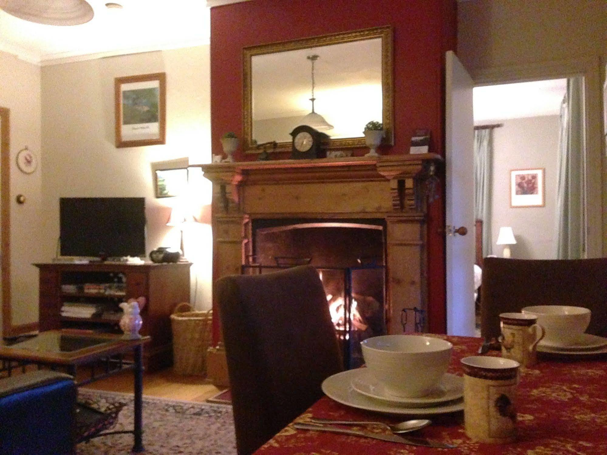 Grove Crabtree House Bed & Breakfast エクステリア 写真